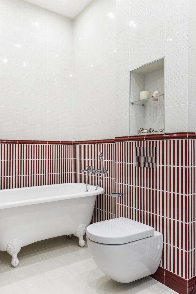 Пример оригинального дизайна: главная ванная комната в стиле неоклассика (современная классика) с ванной на ножках, инсталляцией, белой плиткой, красной плиткой и белым полом
