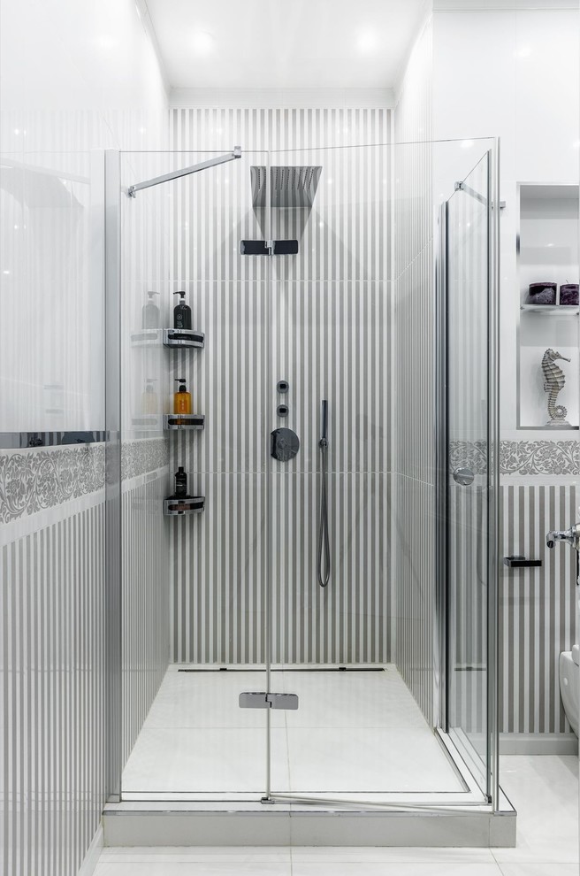 Inspiration för klassiska badrum med dusch, med en dusch i en alkov, vit kakel, grå kakel, vitt golv och dusch med gångjärnsdörr