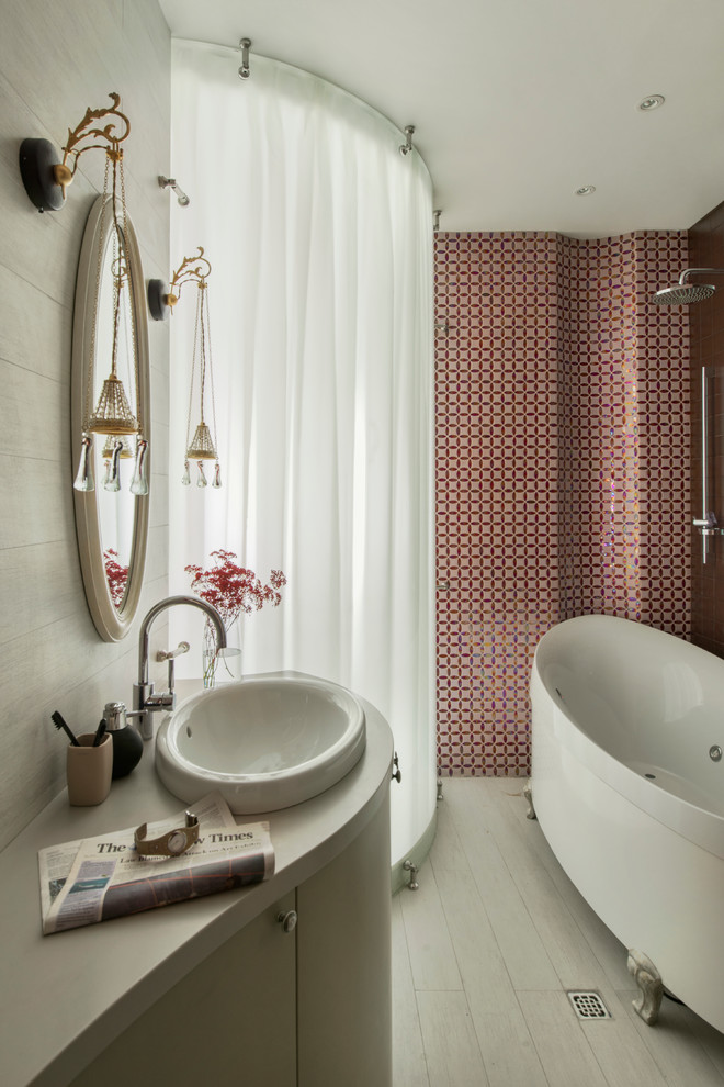 Exempel på ett klassiskt en-suite badrum, med släta luckor, vita skåp, ett badkar med tassar, mosaik, ett nedsänkt handfat och dusch med duschdraperi