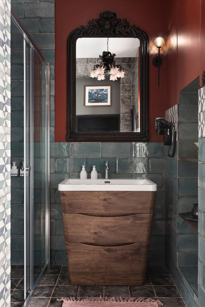 Стильный дизайн: ванная комната среднего размера в средиземноморском стиле с душем в нише, керамической плиткой, красными стенами, полом из керамической плитки, душевой кабиной, накладной раковиной, серым полом, душем с раздвижными дверями и синей плиткой - последний тренд