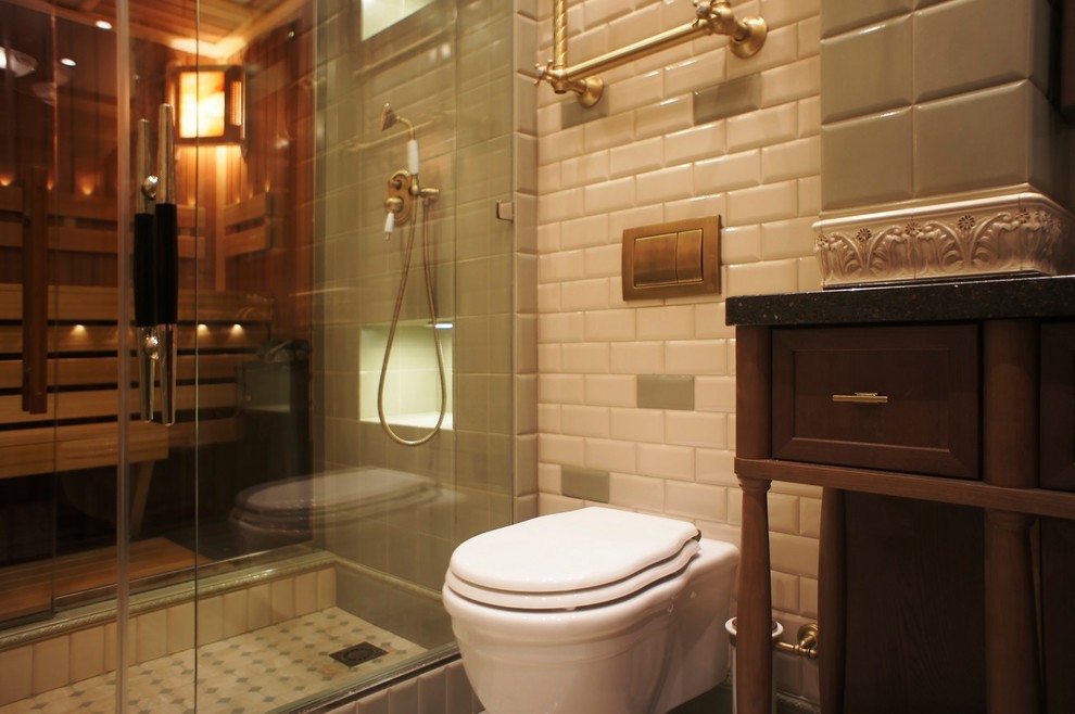 Idées déco pour un sauna classique en bois brun de taille moyenne avec un placard avec porte à panneau encastré, un espace douche bain, WC suspendus, un carrelage vert, des carreaux de porcelaine, un mur vert, un sol en carrelage de céramique, un lavabo encastré, un plan de toilette en quartz modifié, un sol multicolore, une cabine de douche à porte coulissante et un plan de toilette gris.