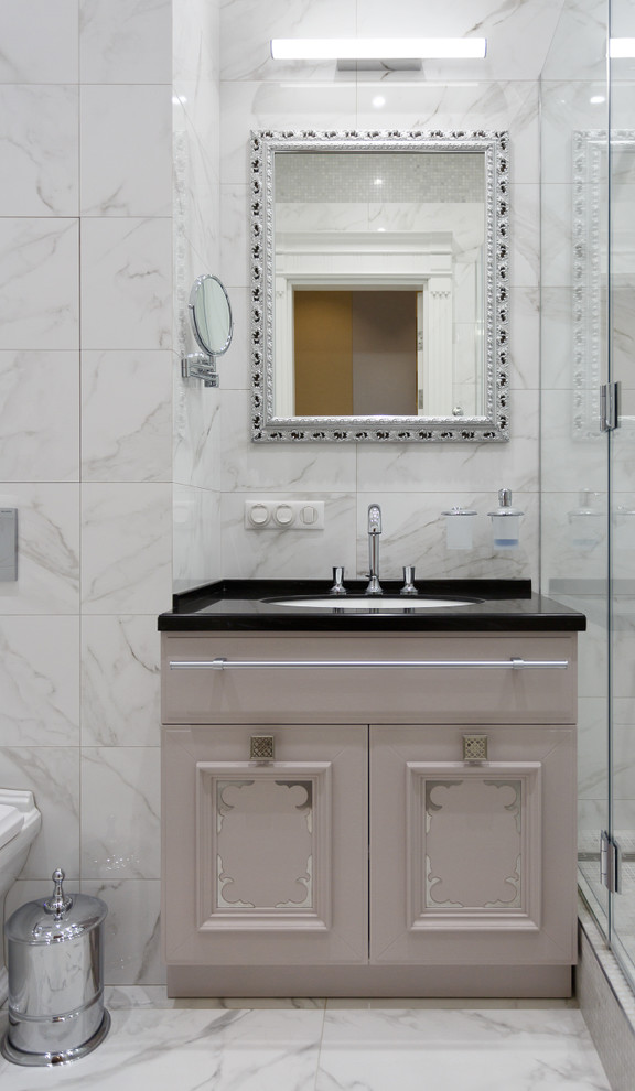 Idee per una stanza da bagno con doccia classica con piastrelle bianche, lavabo sottopiano, pavimento bianco, doccia ad angolo, pareti bianche e porta doccia a battente