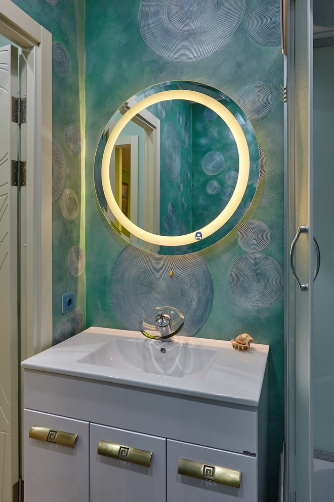 На фото: ванная комната в современном стиле с зелеными стенами, полом из керамогранита, душевой кабиной и разноцветным полом