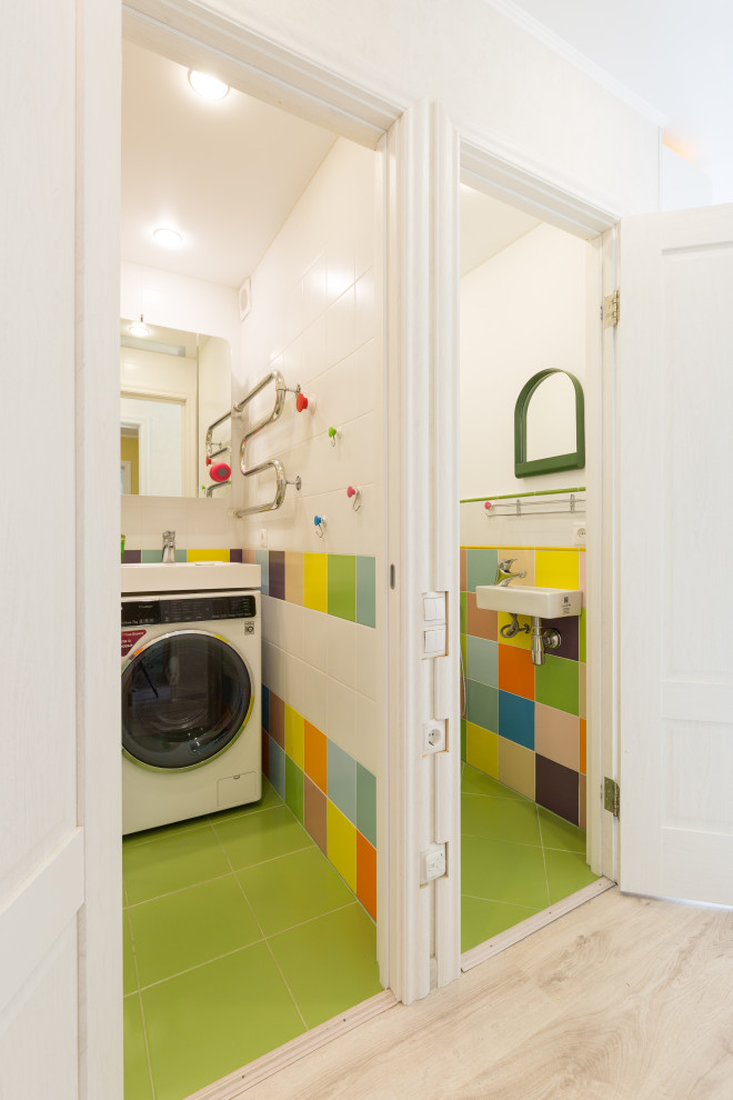 На фото: маленькая главная ванная комната в скандинавском стиле с белыми фасадами, накладной ванной, душем над ванной, разноцветной плиткой, керамической плиткой, разноцветными стенами, полом из керамической плитки, зеленым полом и шторкой для ванной для на участке и в саду