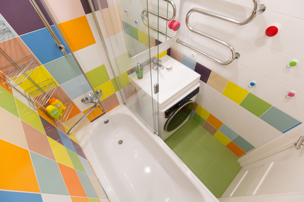 Inredning av ett minimalistiskt litet en-suite badrum, med vita skåp, ett platsbyggt badkar, en dusch/badkar-kombination, flerfärgad kakel, keramikplattor, flerfärgade väggar, klinkergolv i keramik, grönt golv och dusch med duschdraperi