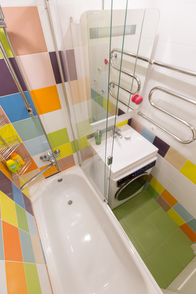 Свежая идея для дизайна: маленькая главная ванная комната в скандинавском стиле с белыми фасадами, накладной ванной, душем над ванной, разноцветной плиткой, керамической плиткой, разноцветными стенами, полом из керамической плитки, зеленым полом и шторкой для ванной для на участке и в саду - отличное фото интерьера