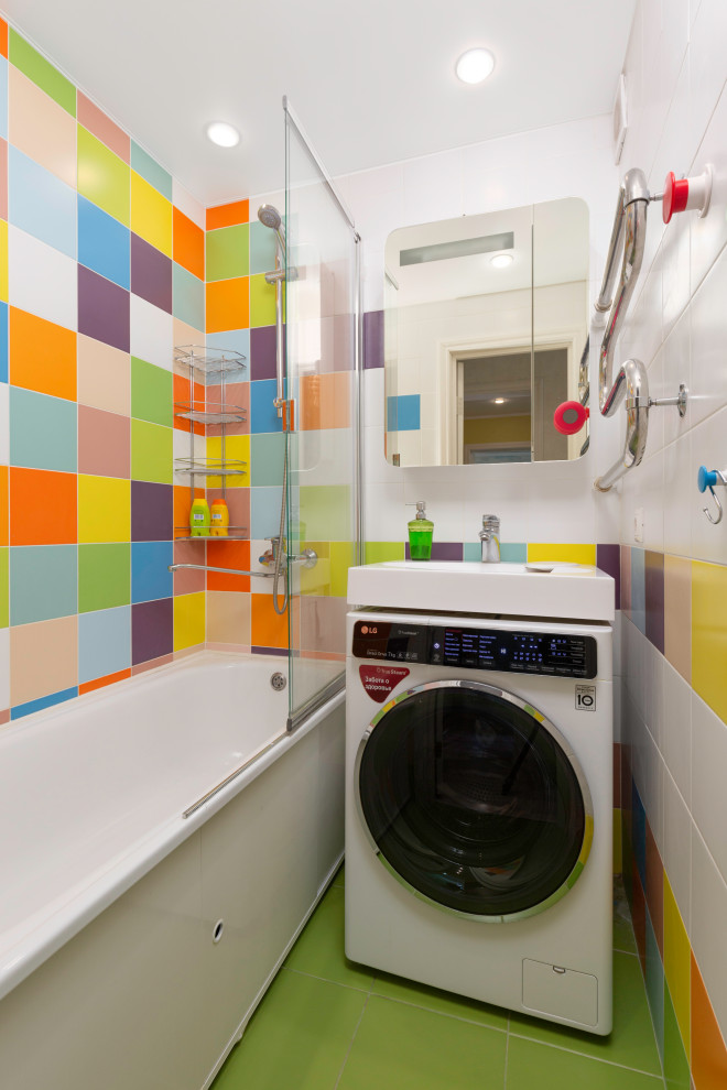 Modern inredning av ett litet badrum, med en dusch/badkar-kombination, flerfärgad kakel, keramikplattor, klinkergolv i keramik, grönt golv, ett badkar i en alkov, ett konsol handfat och med dusch som är öppen