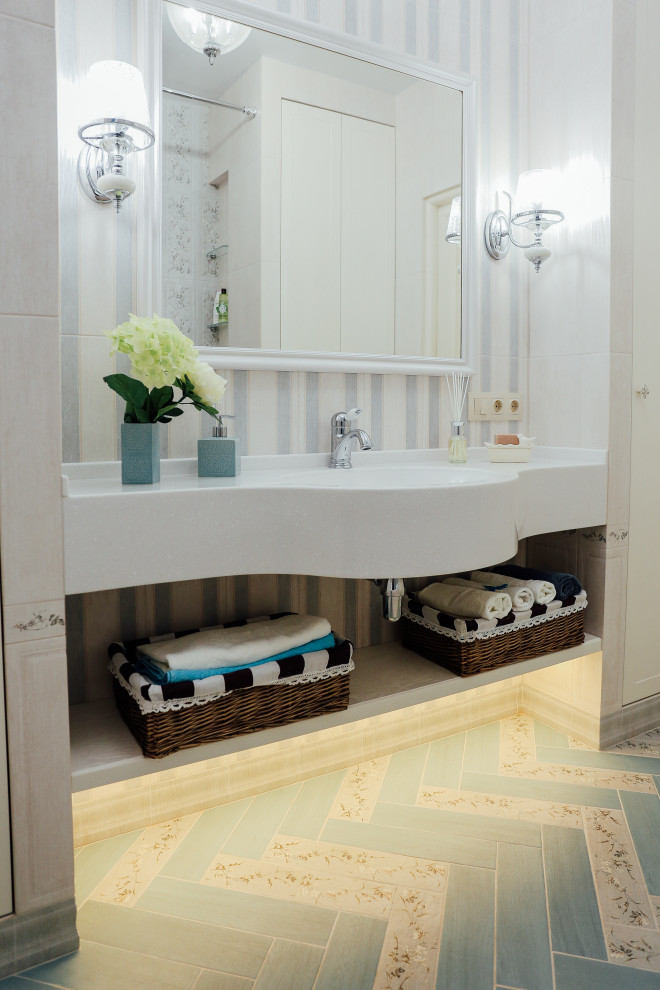 Idées déco pour une petite salle de bain principale classique en bois clair avec un placard avec porte à panneau encastré, une baignoire en alcôve, un combiné douche/baignoire, un carrelage beige, des carreaux de céramique, un mur beige, un sol en carrelage de porcelaine, un lavabo intégré, un plan de toilette en surface solide, un sol turquoise, une cabine de douche avec un rideau et un plan de toilette blanc.