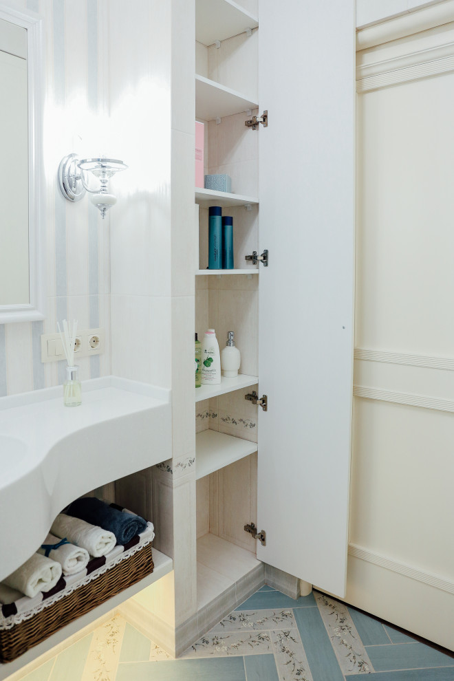 Idéer för ett litet klassiskt vit en-suite badrum, med luckor med infälld panel, skåp i ljust trä, ett badkar i en alkov, en dusch/badkar-kombination, beige kakel, keramikplattor, beige väggar, klinkergolv i porslin, ett integrerad handfat, bänkskiva i akrylsten, turkost golv och dusch med duschdraperi