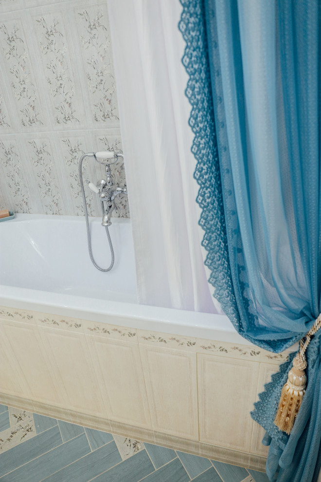 Aménagement d'une petite salle de bain principale classique avec une baignoire en alcôve, un combiné douche/baignoire, un carrelage multicolore, des carreaux de céramique, un mur multicolore, un sol en carrelage de porcelaine, un sol turquoise et une cabine de douche avec un rideau.