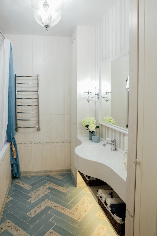 Cette image montre une petite salle de bain principale traditionnelle en bois clair avec un placard avec porte à panneau encastré, une baignoire en alcôve, un combiné douche/baignoire, un carrelage beige, des carreaux de céramique, un mur beige, un sol en carrelage de porcelaine, un lavabo intégré, un plan de toilette en surface solide, un sol turquoise, une cabine de douche avec un rideau et un plan de toilette blanc.