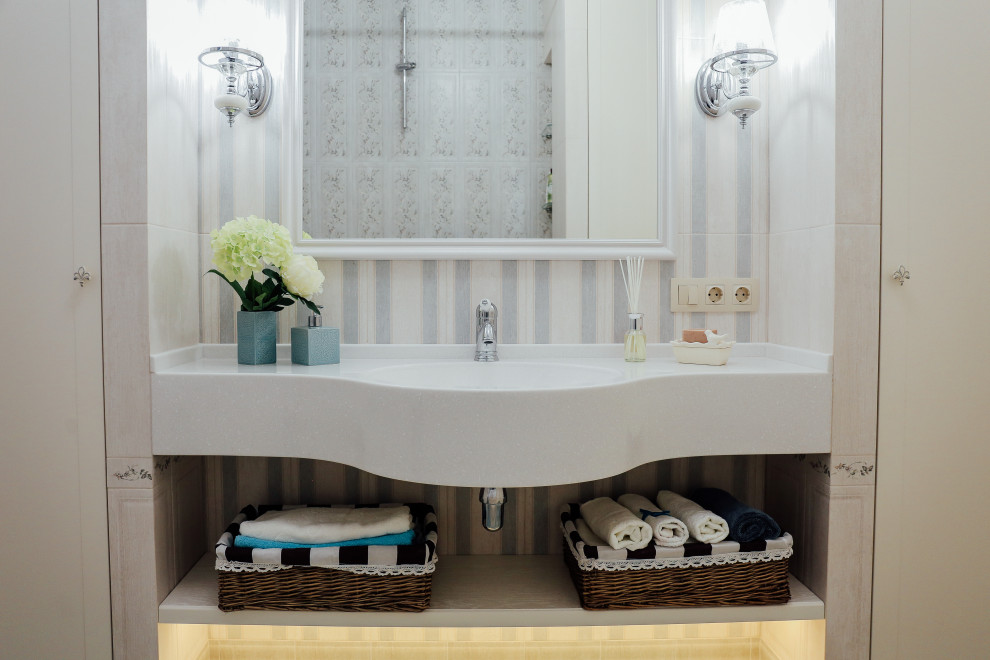 Inspiration för små klassiska vitt en-suite badrum, med luckor med infälld panel, skåp i ljust trä, ett badkar i en alkov, en dusch/badkar-kombination, grå kakel, keramikplattor, beige väggar, klinkergolv i porslin, ett integrerad handfat, bänkskiva i akrylsten, turkost golv och dusch med duschdraperi