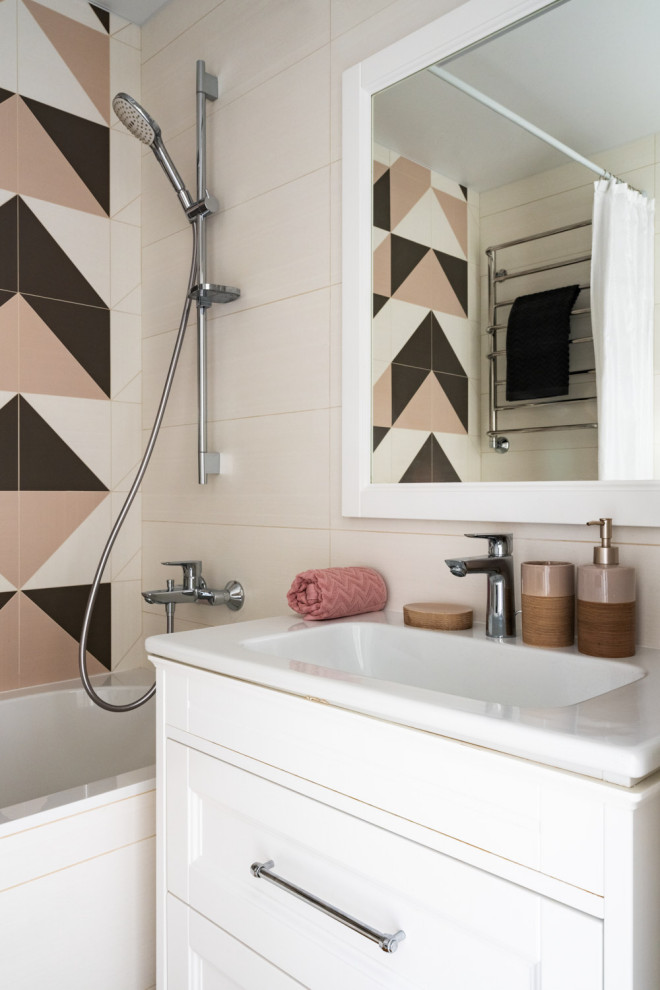 Стильный дизайн: маленькая главная ванная комната в современном стиле с белыми фасадами, разноцветной плиткой, керамической плиткой, разноцветными стенами, белой столешницей, тумбой под одну раковину, фасадами с утопленной филенкой, ванной в нише, душем над ванной, монолитной раковиной и шторкой для ванной для на участке и в саду - последний тренд