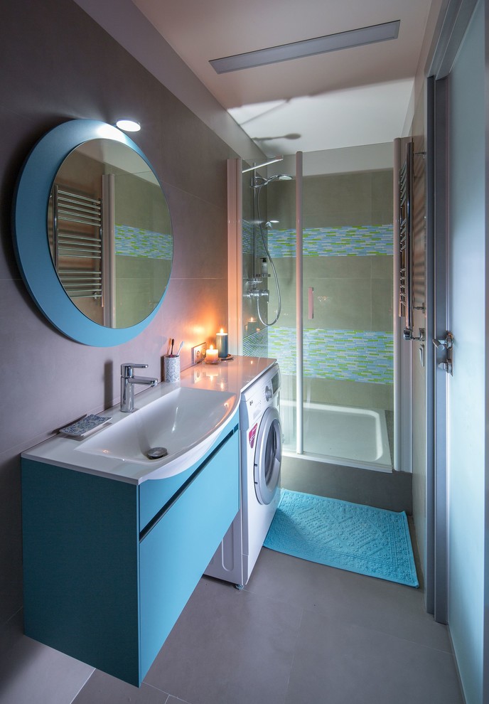 Источник вдохновения для домашнего уюта: ванная комната в современном стиле с плоскими фасадами, синими фасадами, душем в нише, серыми стенами, душевой кабиной, монолитной раковиной, серым полом и душем с распашными дверями