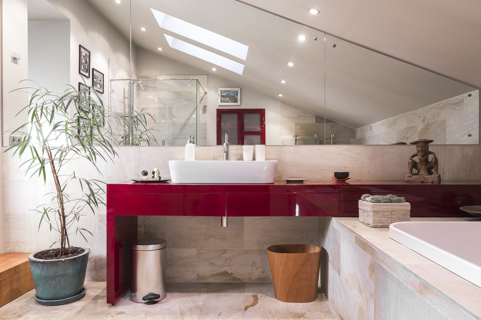 Idéer för att renovera ett funkis badrum, med ett platsbyggt badkar och ett fristående handfat