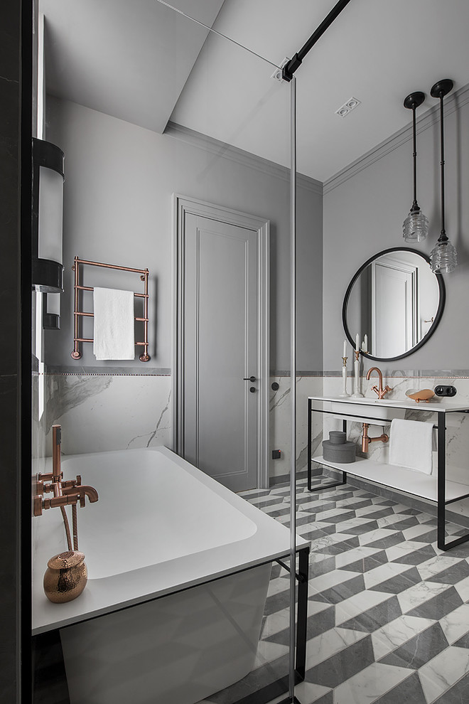Modern inredning av ett vit vitt en-suite badrum, med öppna hyllor, grå kakel, grå väggar och grått golv