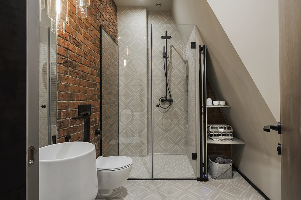 На фото: ванная комната в стиле лофт с душем в нише, душевой кабиной, серым полом и душем с распашными дверями