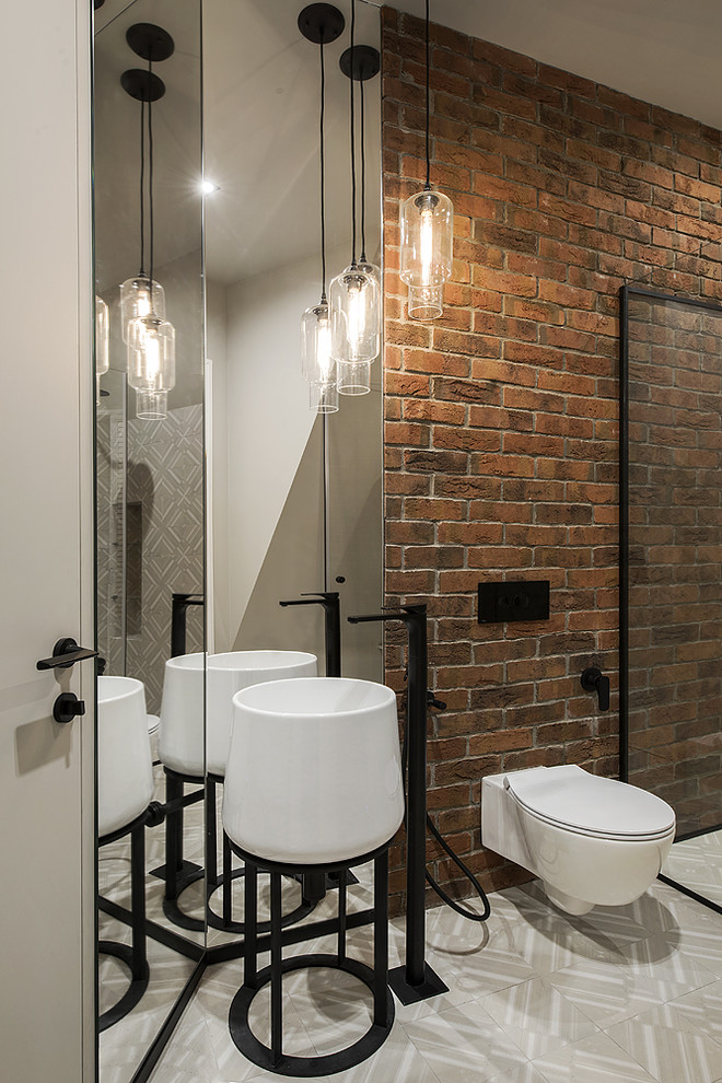 Idéer för att renovera ett industriellt badrum med dusch, med bruna väggar, ett integrerad handfat och grått golv