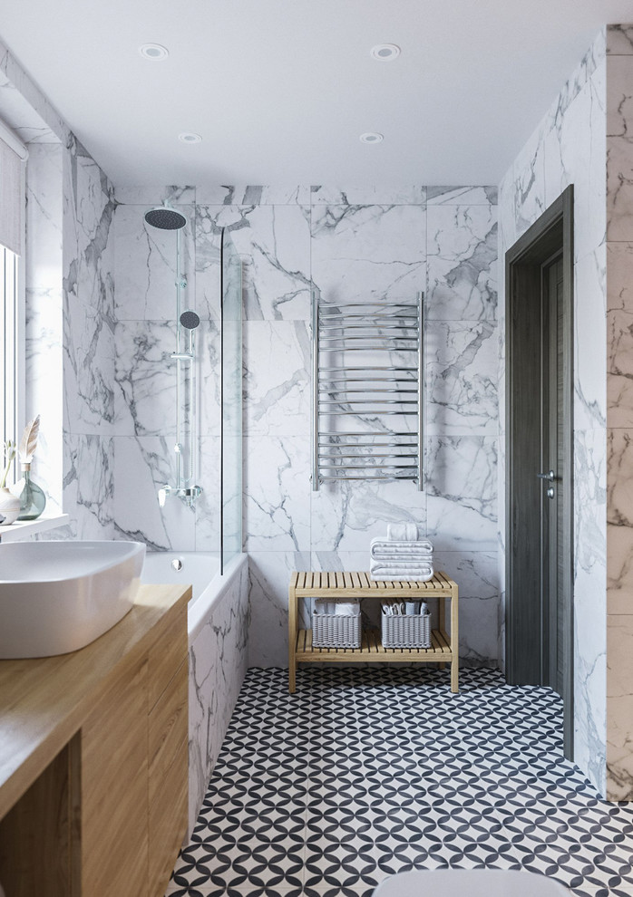 Inredning av ett minimalistiskt mellanstort bastu, med ett platsbyggt badkar, en dusch/badkar-kombination, en vägghängd toalettstol, vit kakel, porslinskakel, vita väggar, klinkergolv i keramik, ett nedsänkt handfat och dusch med duschdraperi