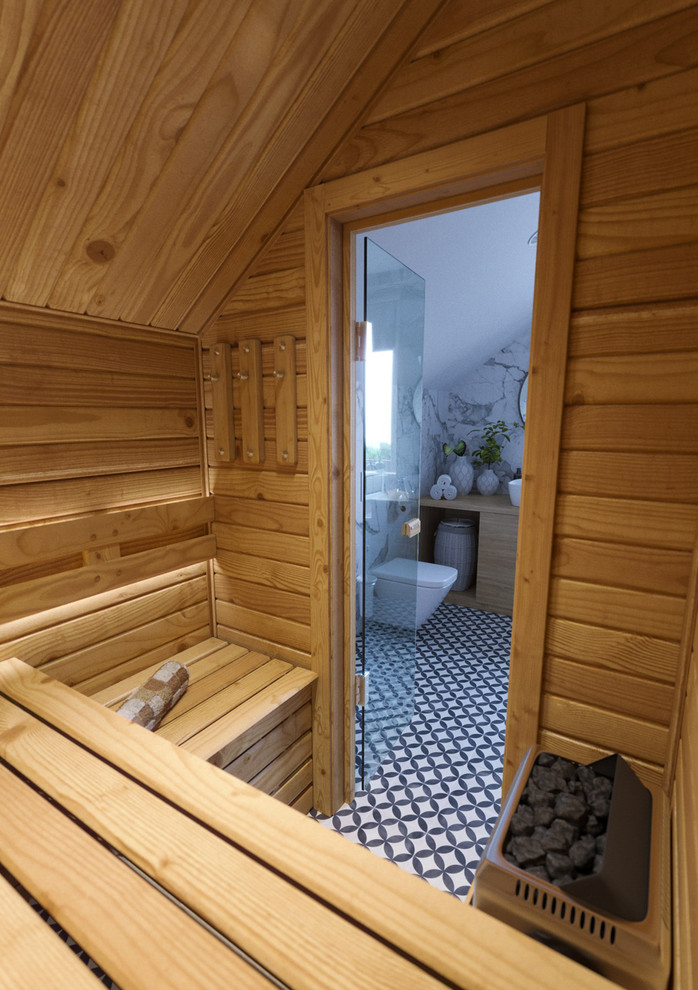 Modelo de sauna escandinava de tamaño medio con bañera encastrada, combinación de ducha y bañera, sanitario de pared, baldosas y/o azulejos blancos, baldosas y/o azulejos de porcelana, paredes blancas, suelo de baldosas de cerámica, lavabo encastrado y ducha con cortina