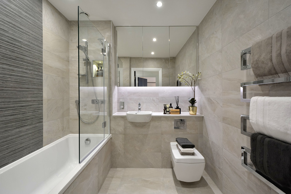 Imagen de cuarto de baño actual con combinación de ducha y bañera, baldosas y/o azulejos grises, aseo y ducha, lavabo encastrado, suelo gris y ducha abierta