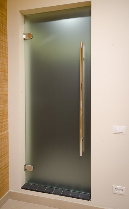 Свежая идея для дизайна: ванная комната среднего размера в современном стиле с фасадами цвета дерева среднего тона, душем в нише, черной плиткой, керамической плиткой и душевой кабиной - отличное фото интерьера