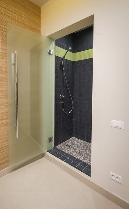 Стильный дизайн: ванная комната среднего размера в современном стиле с фасадами цвета дерева среднего тона, душем в нише, черной плиткой, керамической плиткой и душевой кабиной - последний тренд