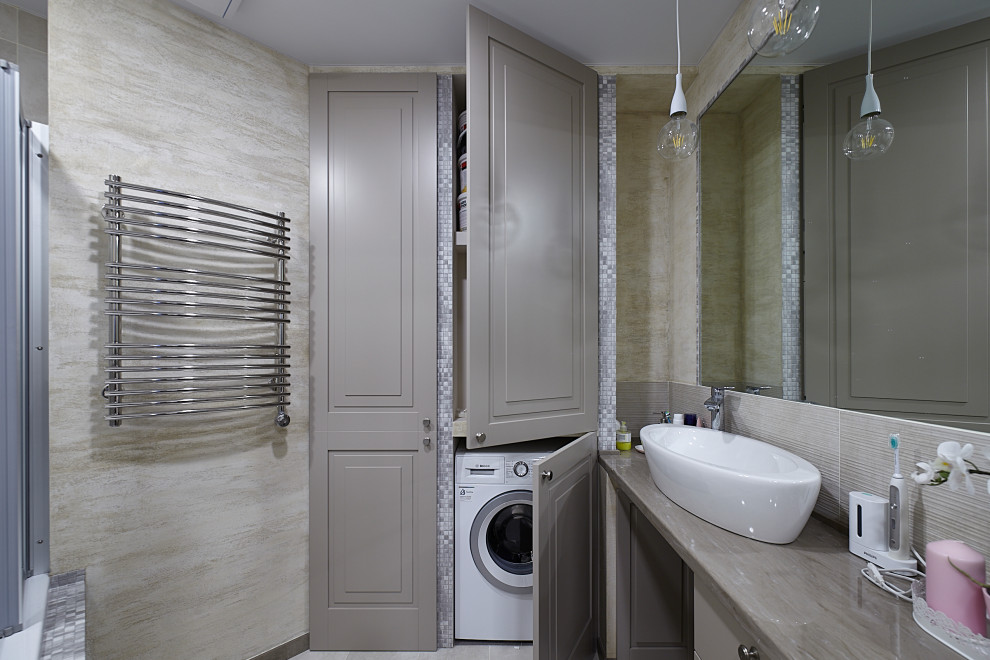 Kleines Klassisches Badezimmer En Suite mit grauen Schränken, grauen Fliesen, grauer Wandfarbe, grauem Boden, Wandnische, Einzelwaschbecken und schwebendem Waschtisch in Moskau