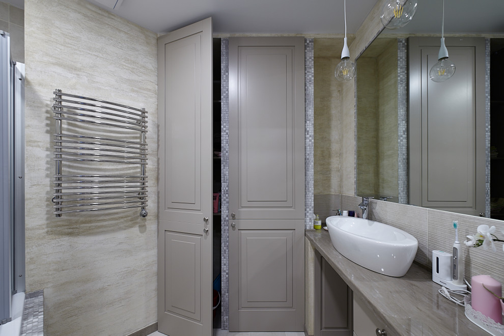 На фото: маленькая главная ванная комната в стиле неоклассика (современная классика) с серыми фасадами, серой плиткой, серыми стенами, серым полом, нишей, тумбой под одну раковину и подвесной тумбой для на участке и в саду с