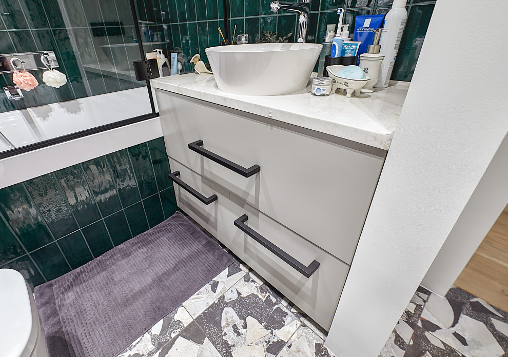 Idee per una piccola stanza da bagno design con top bianco e un lavabo