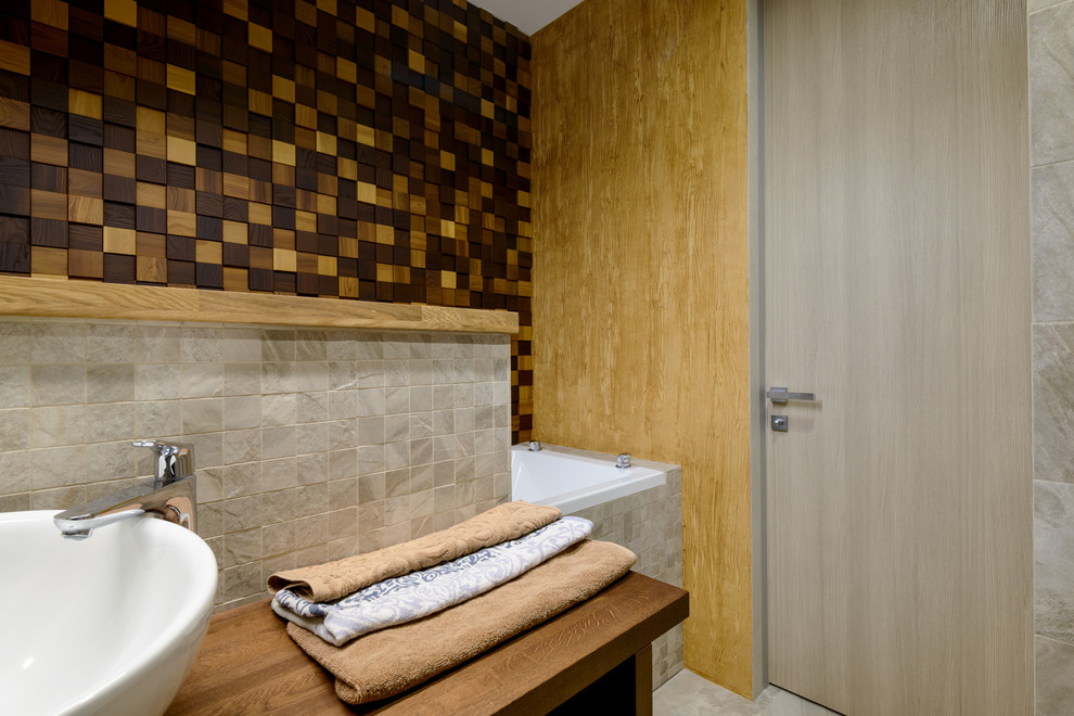 Exempel på ett skandinaviskt badrum, med brun kakel och träbänkskiva
