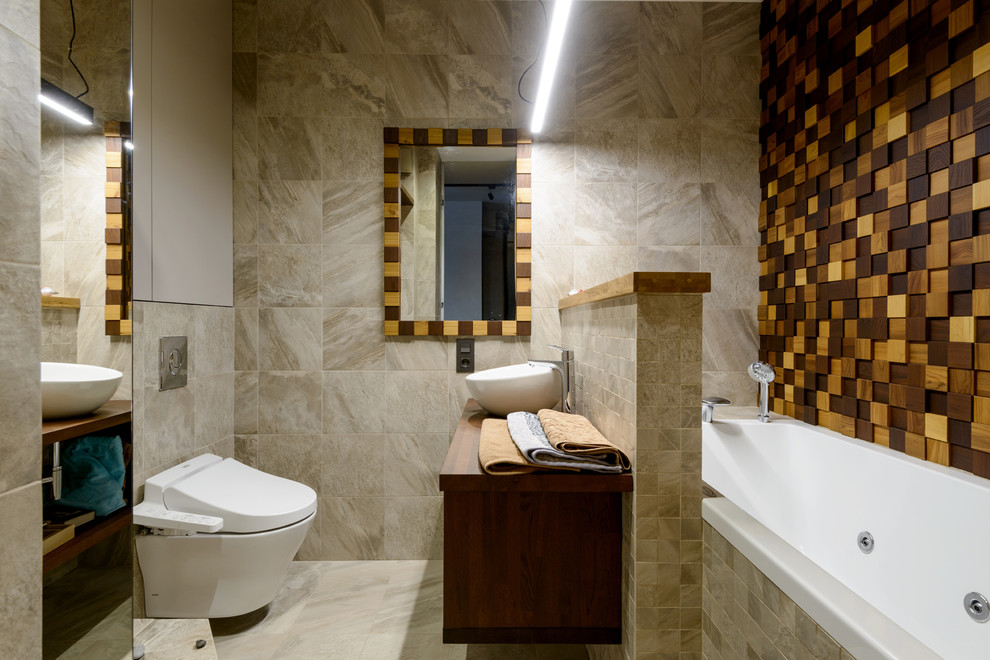 Свежая идея для дизайна: ванная комната в скандинавском стиле с коричневой плиткой и столешницей из дерева - отличное фото интерьера