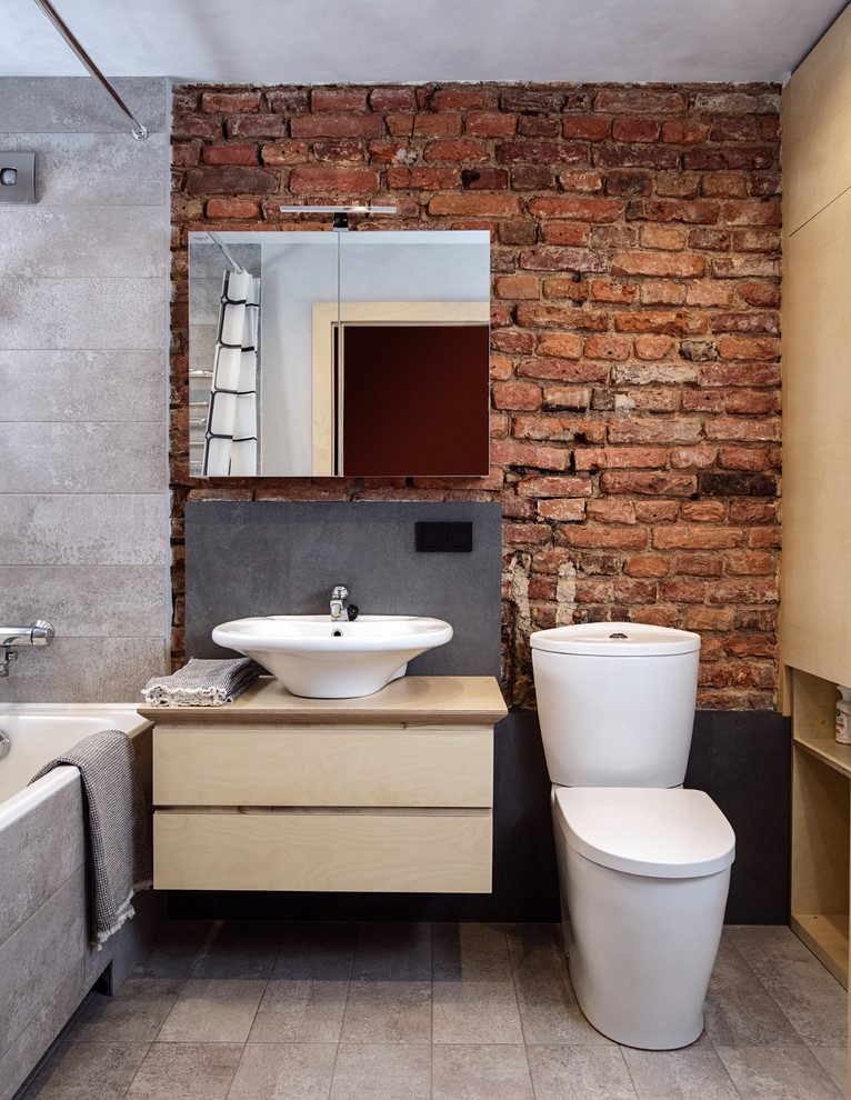 Пример оригинального дизайна: ванная комната в скандинавском стиле с светлыми деревянными фасадами