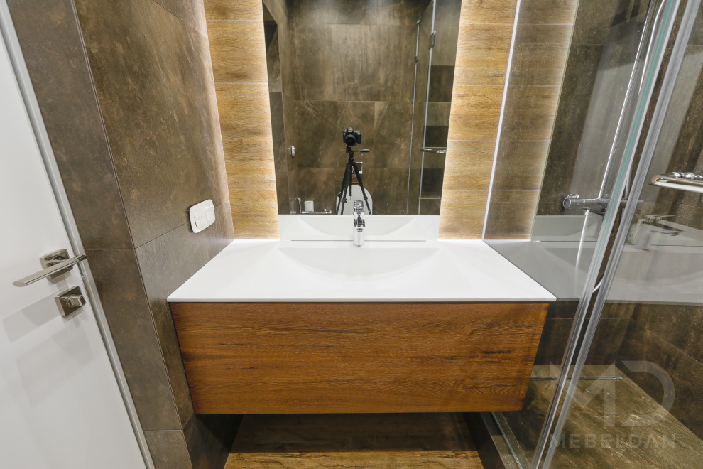 Exempel på ett mellanstort modernt vit vitt en-suite badrum, med släta luckor, ett fristående badkar, grå kakel, porslinskakel, klinkergolv i porslin, ett nedsänkt handfat, bänkskiva i akrylsten, grått golv och med dusch som är öppen