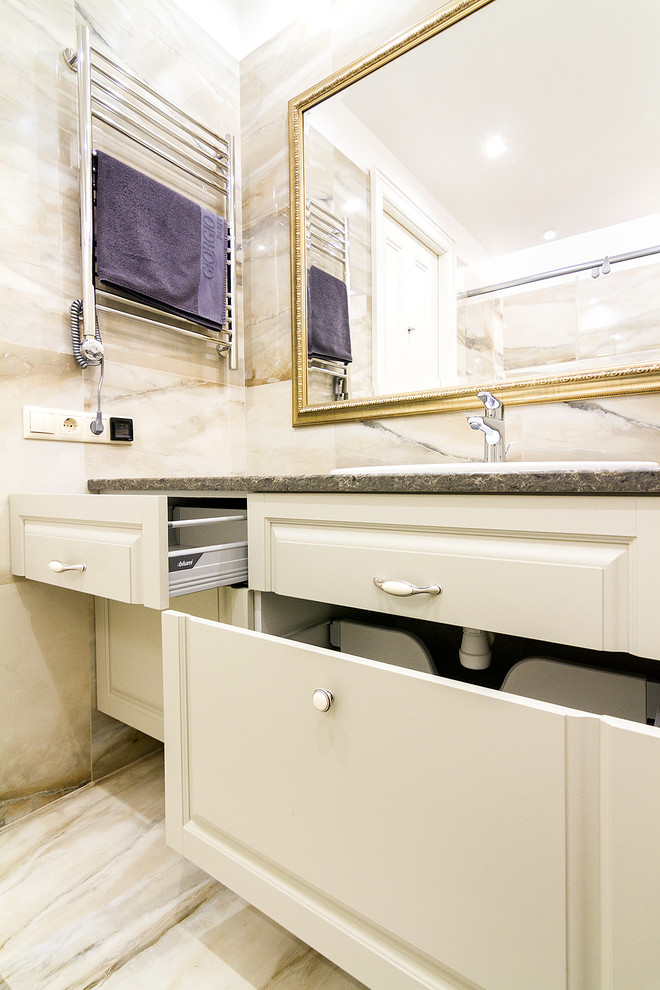 Example of a transitional bathroom design in Moscow