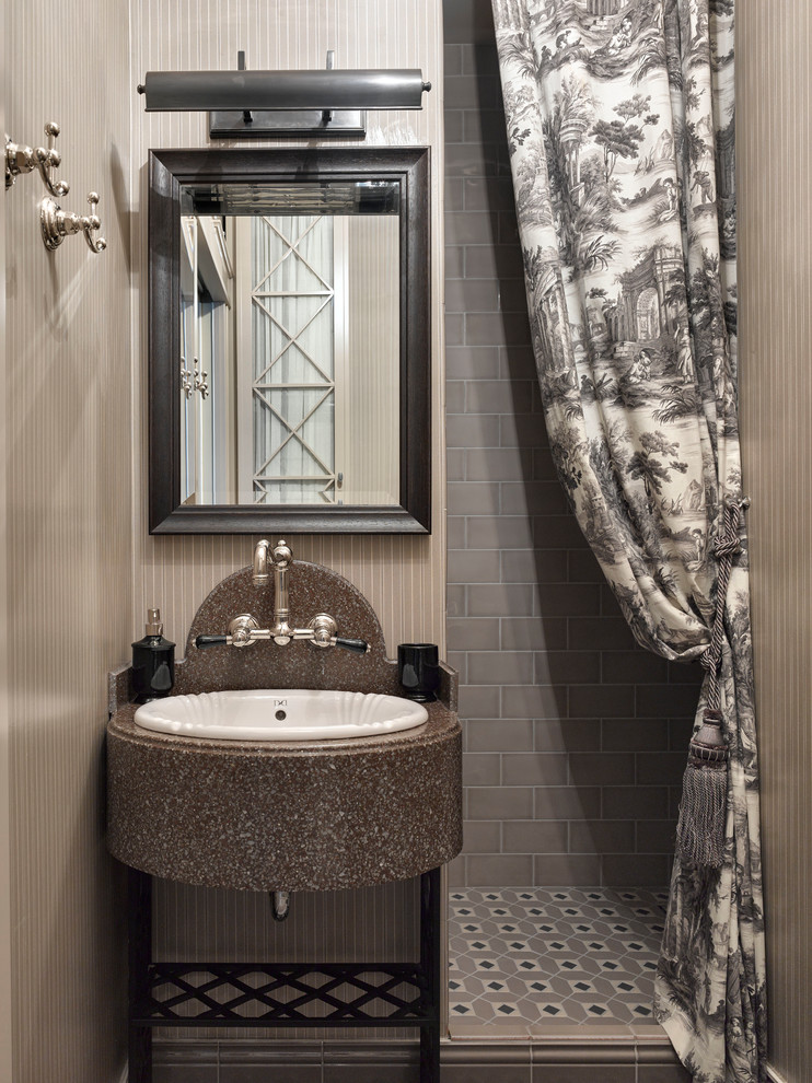 Свежая идея для дизайна: маленькая ванная комната в классическом стиле с душем в нише, серой плиткой, душевой кабиной, накладной раковиной, столешницей из искусственного камня, коричневыми стенами и зеркалом с подсветкой для на участке и в саду - отличное фото интерьера