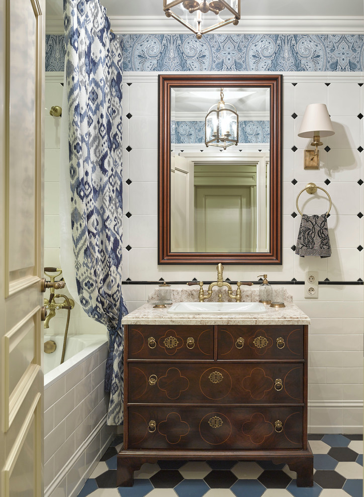 Exemple d'une salle de bain principale chic en bois foncé de taille moyenne avec un lavabo posé, une baignoire en alcôve, un carrelage multicolore, un mur multicolore, un plan de toilette en surface solide et un placard à porte plane.