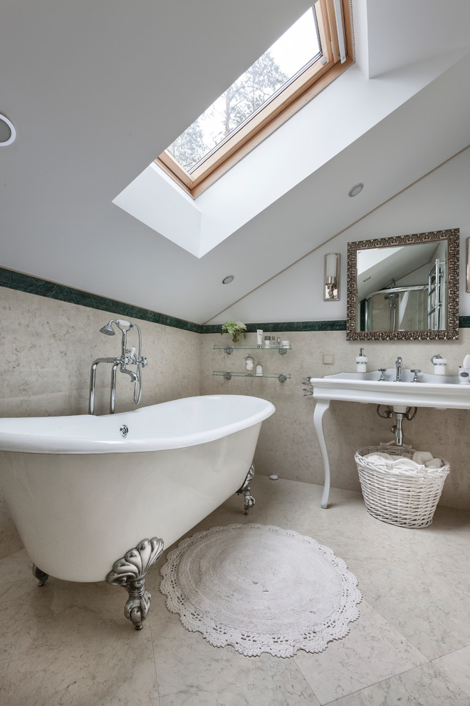 Ispirazione per una stanza da bagno padronale classica con vasca con piedi a zampa di leone, piastrelle beige, pareti bianche e lavabo a consolle