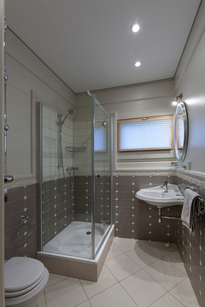 Immagine di una stanza da bagno con doccia tradizionale con doccia ad angolo, piastrelle grigie, pareti grigie, pavimento grigio e porta doccia a battente
