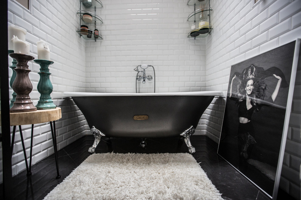 Immagine di una stanza da bagno padronale classica con vasca con piedi a zampa di leone, piastrelle bianche, piastrelle diamantate e pavimento nero