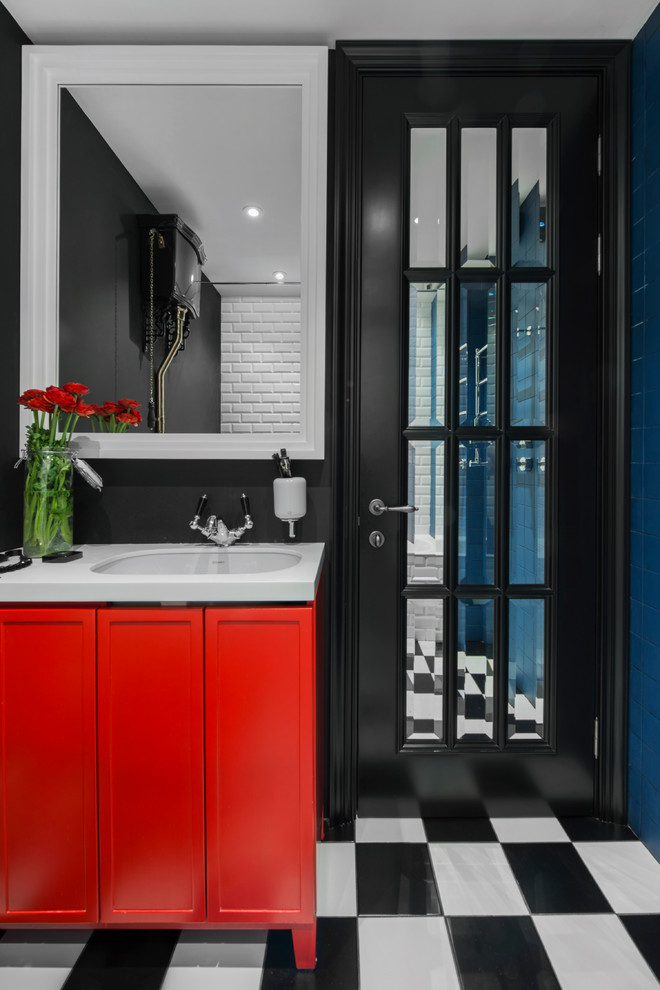 На фото: главная ванная комната в современном стиле с фасадами с утопленной филенкой, красными фасадами, синей плиткой, черно-белой плиткой, врезной раковиной и черными стенами с