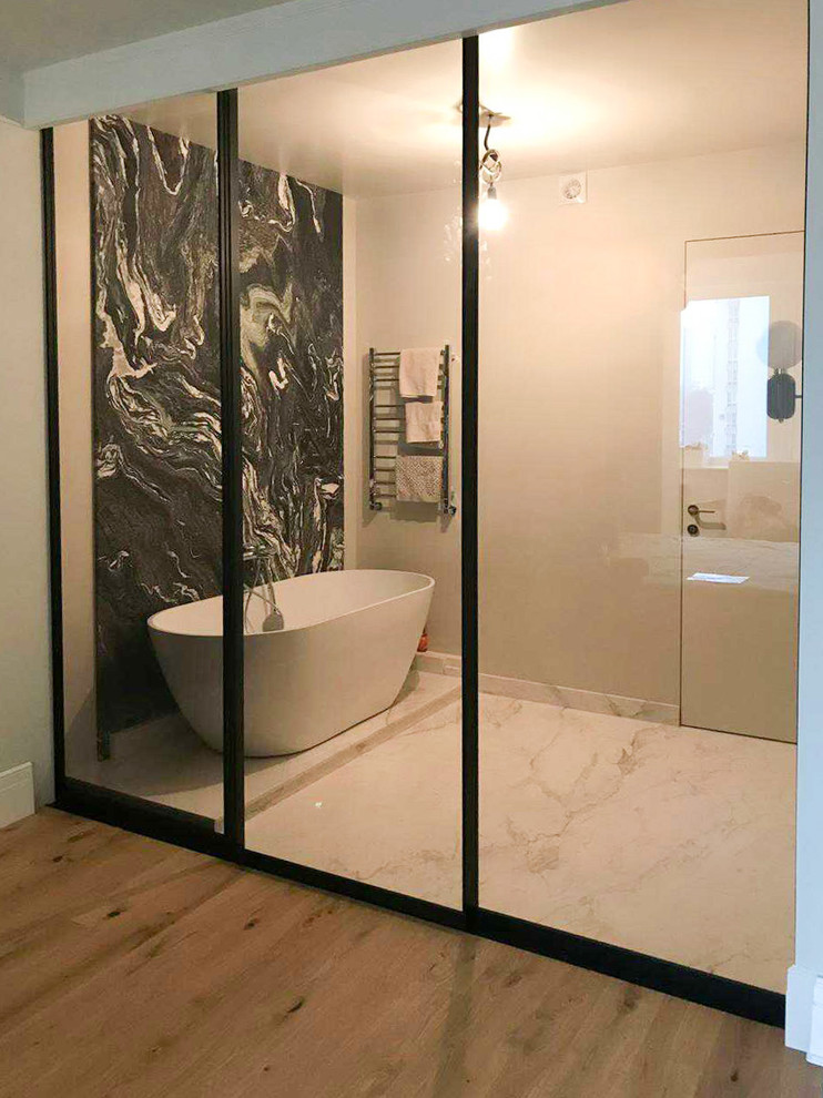 Modelo de cuarto de baño clásico renovado de tamaño medio