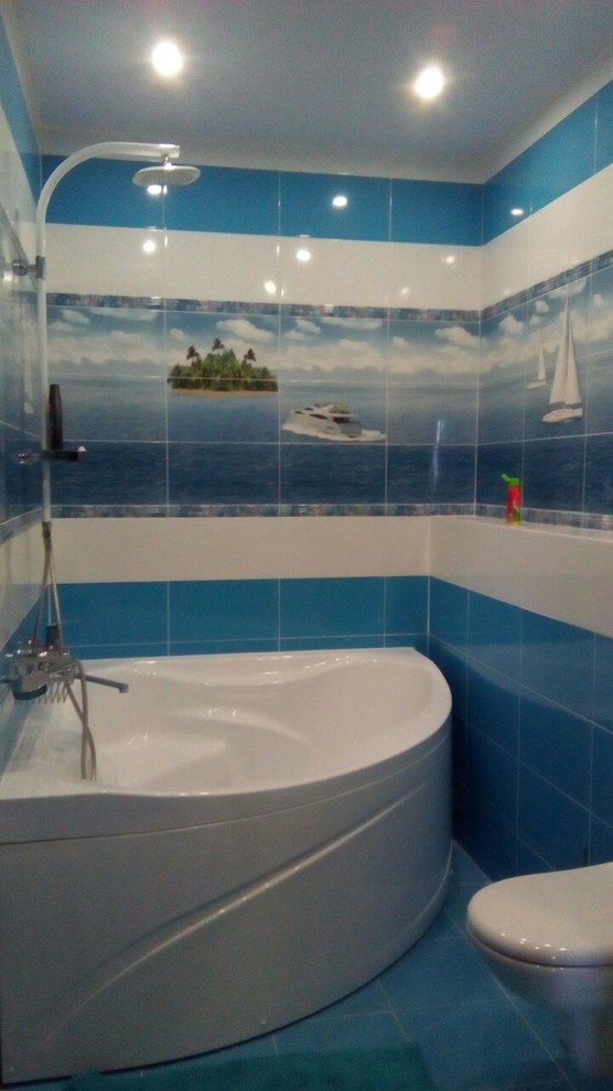 Diseño de cuarto de baño contemporáneo con jacuzzi, baldosas y/o azulejos de cerámica, paredes azules y suelo de baldosas de cerámica