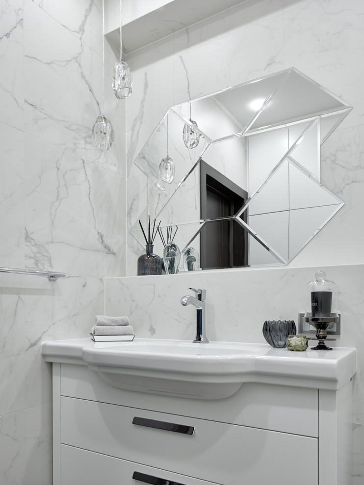 Источник вдохновения для домашнего уюта: ванная комната в стиле неоклассика (современная классика) с плоскими фасадами, белыми фасадами, белой плиткой и монолитной раковиной