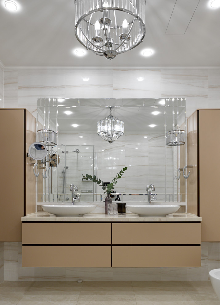 Idées déco pour une salle de bain contemporaine avec un placard à porte plane, des portes de placard beiges, une vasque, un sol beige et un plan de toilette beige.