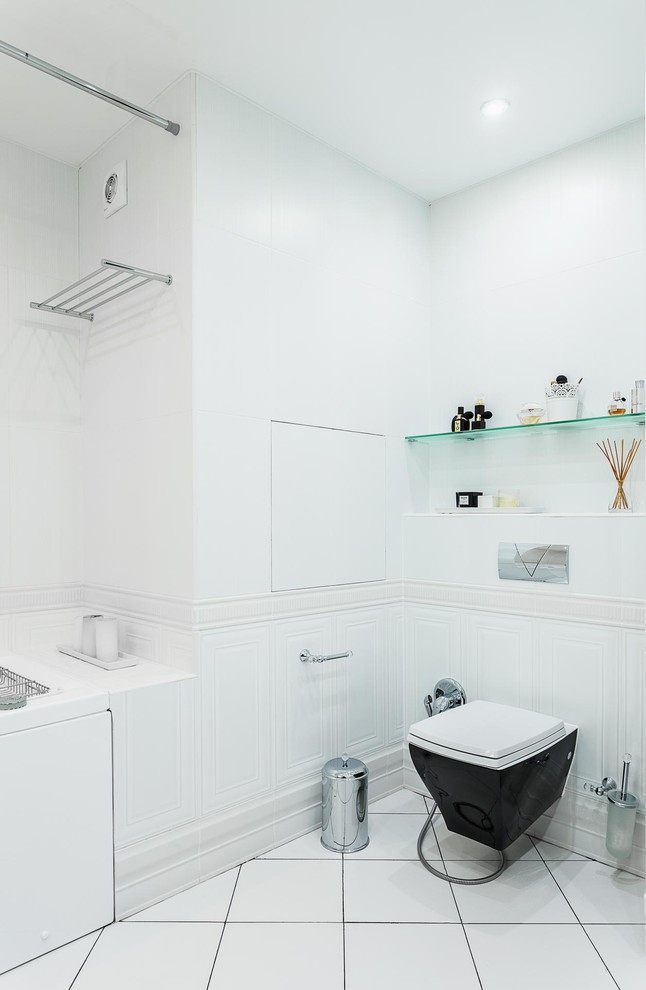 Пример оригинального дизайна: главная ванная комната в стиле неоклассика (современная классика) с инсталляцией, белой плиткой и белыми стенами