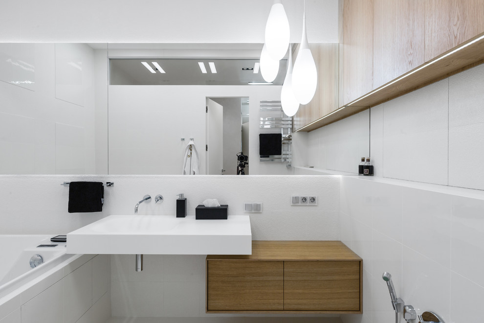 Стильный дизайн: главная ванная комната в современном стиле с ванной в нише и подвесной раковиной - последний тренд