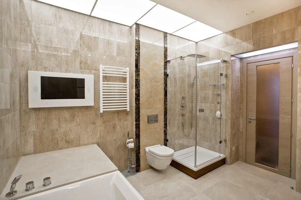 Großes Modernes Duschbad mit flächenbündigen Schrankfronten, beigen Fliesen, beigen Schränken, Eckdusche, Wandtoilette, beiger Wandfarbe, beigem Boden und Falttür-Duschabtrennung in Moskau