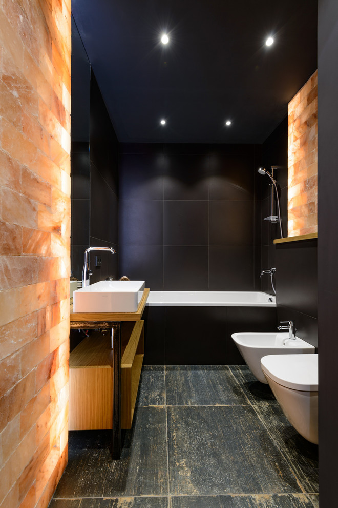 Пример оригинального дизайна: ванная комната в современном стиле с акцентной стеной
