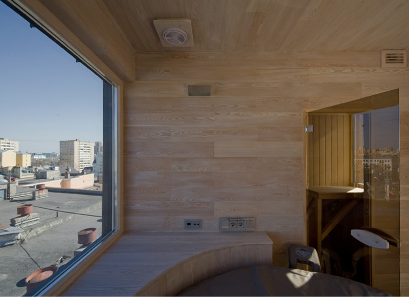 На фото: маленькая баня и сауна в современном стиле с открытым душем, бежевыми стенами, бежевым полом и открытым душем для на участке и в саду с
